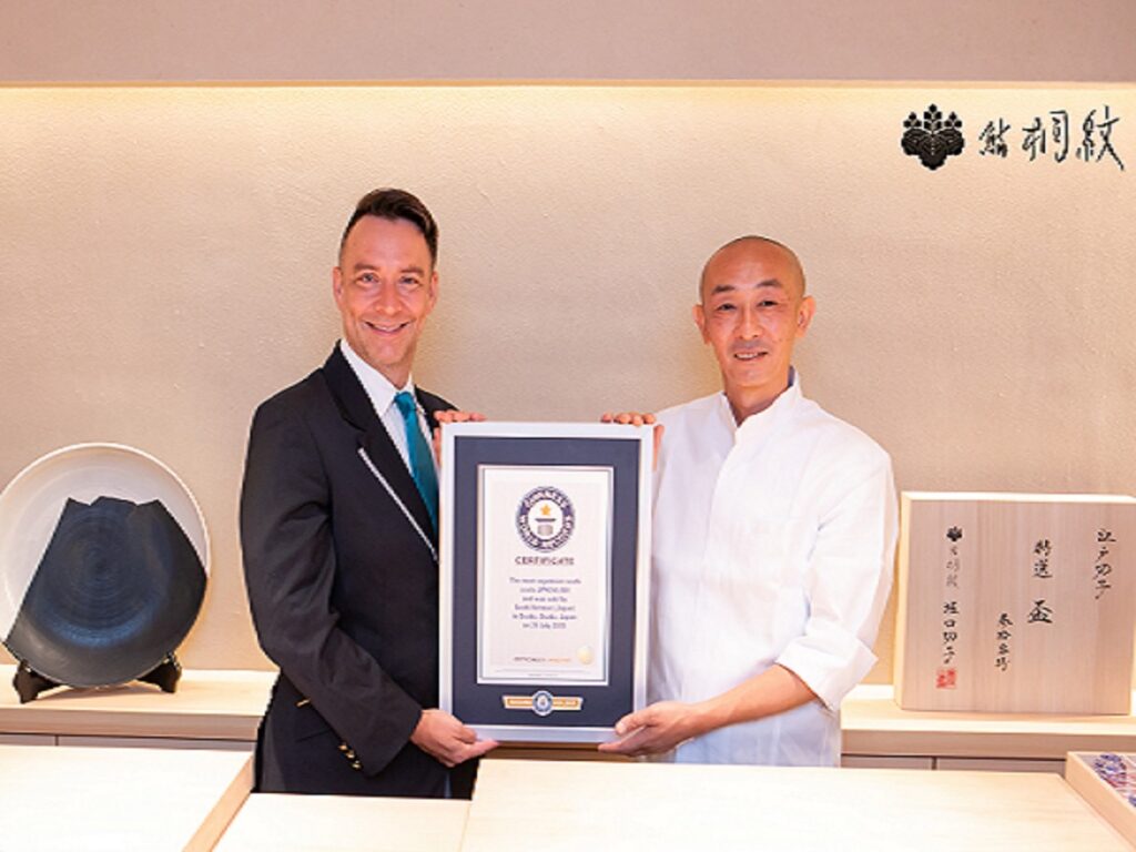 세계에서 가장 비싼 스시는 일본 오사카시에 위치한 스시 키리몬(Sushi Kirimon)의 '기와미 오마카세 코스'로 35만엔이다